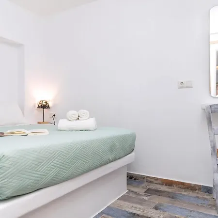 Luxury Naxos Superior With Balcony Steps Away From The Main Square Saint George